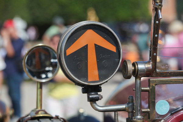 Jetzt wissen wir auch, warum man von einem Fahrtrichtungsanzeiger spricht. Aber vielleicht will uns der Pfeil einfach nur auf die nächstjährige Classic-Gala hinweisen?