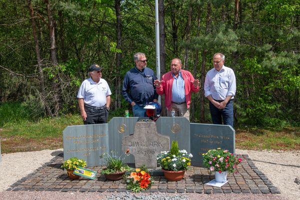 Bild: "Jim Clark Revival" verpflichtet: frische Blumengestecke am Gedenkstein für den 1968 verunglückten Schotten – Bosch Hockenheim Historic