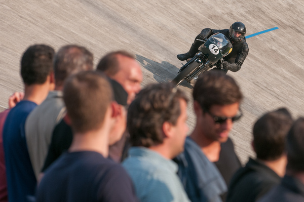 Jo Kaufmann drehte von den Motorrädern mit Abstand am schnellsten die Runden im alten Oval aus Beton - Indianapolis in Oerlikon 2014