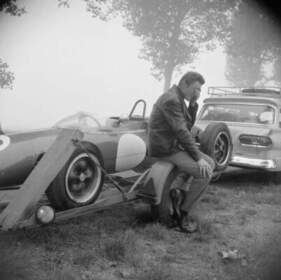 Bild Jo Siffert mit seinem Renngespann 1962 – oft finanzierte er sich die Reise mit Startgeld und Prämien