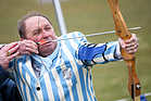Jochen Mass beim Bogenschiessen - Goodwood Members Meeting 2016