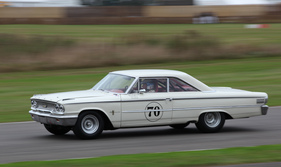 Jochen Mass im Ford Galaxie 500 (1963) - Teilnehmer im Rennen um die St. Mary's Trophy am Goodwood Revival 2013
