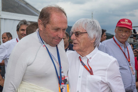 Jochen Mass im Gespräch mit Bernie Ecclestone, Niki Lauda schaut zu