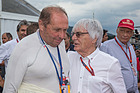 Jochen Mass im Gespräch mit Bernie Ecclestone, Niki Lauda schaut zu