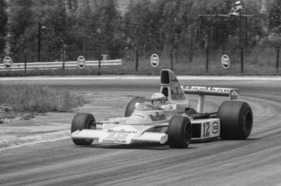 Jochen Mass im McLaren M23 im Jahr 1975 Jochen Mass im McLaren M23 im Jahr 1975