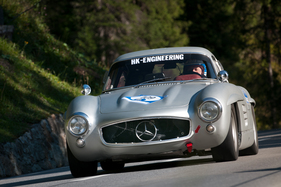 Jochen Mass im Mercedes-Benz 300SL Gullwing (1955) an der Arosa ClassicCar 2013 – Kategorie Alpine Performance
