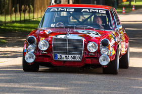 Bild Jochen Mass in der Roten Sau, dem nachgebauten Mercedes-Benz 300 SEL 6.8 AMG - 24 Tour du Pont 2015