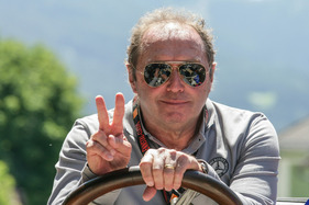 Jochen Mass macht das Victory-Zeichen