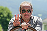 Jochen Mass macht das Victory-Zeichen (© Daniel Reinhard, 2018) Jochen Mass macht das Victory-Zeichen (© Daniel Reinhard, 2018)
