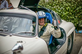 Jochen Mass sichtlich erfreut über seine kommende Fahrt im Mercedes-Benz 300SL Gullwing (1955) - Freddie March Memorial Trophy - Goodwood Revival 2015