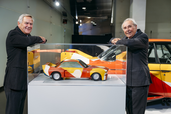 Jochen Neerpasch und Hervé Poulain über der Maquette des BMW 320 Gruppe 5 mit der Bemalung von Roy Lichtenstein - BMW Art Cars Sonderschau im BMW-Museum in München 2018