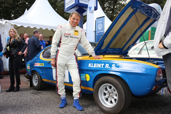 Bild Jochi Kleint erklärt den restaurierten Ford Capri RS 2600 gerne - Hamburger Stadtpark-Revival 2016