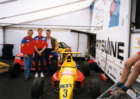 Johann Abt mit Ralf und Michael Schumacher, der für ABT in der ADAC Formel Junior startete Johann Abt mit Ralf und Michael Schumacher, der für ABT in der ADAC Formel Junior startete