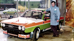 Johann Abt neben einem Audi 80 im Jahr 1973