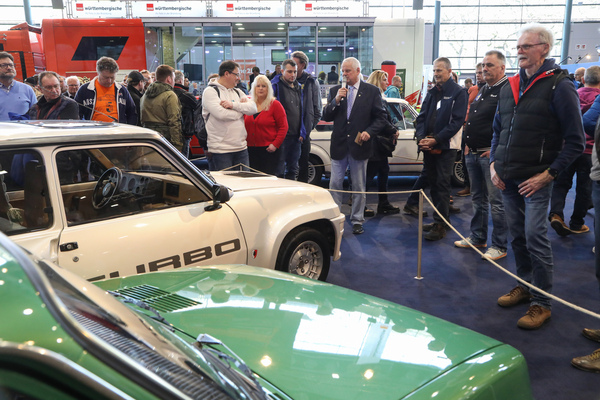 Johannes Hübner erklärte mehrmals die Sonderschau "Biedermann und Brandstifter" - Bremen Classic Motorshow 2023