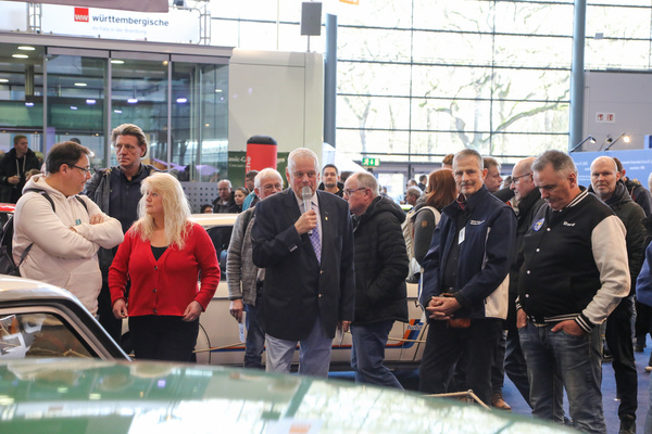 Johannes Hübner erklärte mehrmals die Sonderschau "Biedermann und Brandstifter" - Bremen Classic Motorshow 2023