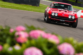 John Bowe und Joe Calleja mit Chevrolet Corvette Stingray - Royal Automobile Club TT Celebration (RAC TT) - Goodwood Revival 2015