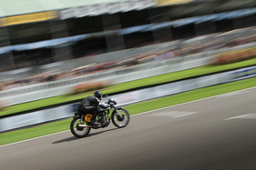 John Leigh Pemberton/Dek Crutchlow auf Norton Manx 500 an der Barry Sheene Memorial Trophy - Impressionen vom Goodwood Revival 2015