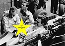John Surtees und Jim Clark am Lotus von Trevor Taylor beim Formel 1-Rennen 1963 im Fahrerlager am Nürburgring