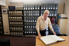 John hat eines der alten Bücher heraus. Es handelt sich um ein Auslieferungsbuch aus den 1930er-Jahren