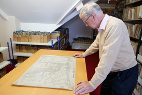 John studiert einen elektrischen Schaltplan