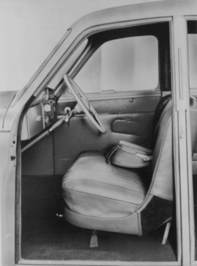 Jowett Javelin (1949) - auch vorne eine Sitzbank, Schaltung am Lenkrad Jowett Javelin (1949) - auch vorne eine Sitzbank, Schaltung am Lenkrad