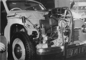 Jowett Javelin (1949) - mit offener Motorhaube auf dem Genfer Autosalon 1949