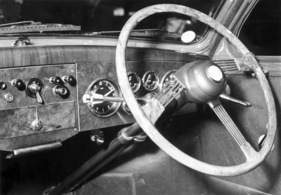 Jowett Javelin (1952) - Kreisförmige Instrumente auf Nussbaum-Armaturenbrett