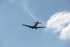 Ju-52 aus dem Jahr 1939 mit drei Original-9-Zylinder-BMW-Sternmotoren (BMW 132A/3) überfliegt das Festgelände der Oldtimerclassic Hittnau 2014