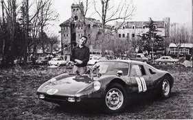 Juan Fernández neben seinem 904 Carrera GTS (Chassis 057) als Gewinner des Bergrennens von Montseny 1964