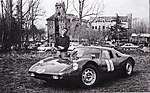 Juan Fernández neben seinem 904 Carrera GTS (Chassis 057) als Gewinner des Bergrennens von Montseny 1964