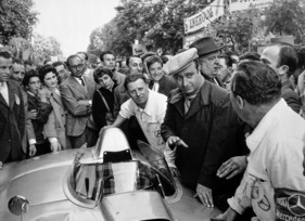 Juan Manuel Fangio, Alfred Neubauer und Erwin Grupp am Mercedes-Benz 300 SLR - Mille Miglia (1955)