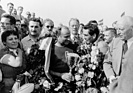 Bild: Juan Manuel Fangio, Sieger des Grossen Preis der Niederlande in Zandvoort 1955, im der Menschentraube