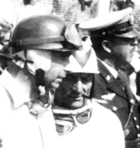 Juan Manuel Fangio an der Carrera Panemericana Mexico 1953 - Sieg und Unglück können im Rennsport nahe beisammen liegen. Links Juan Manuel Fangio, rechts Felice Bonetto, der bei diesem Rennen tödlich verunglückte Juan Manuel Fangio an der Carrera Panemericana Mexico 1953 - Sieg und Unglück können im Rennsport nahe beisammen liegen. Links Juan Manuel Fangio, rechts Felice Bonetto, der bei diesem Rennen tödlich verunglückte