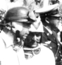 Juan Manuel Fangio an der Carrera Panemericana Mexico 1953 - Sieg und Unglück können im Rennsport nahe beisammen liegen. Links Juan Manuel Fangio, rechts Felice Bonetto, der bei diesem Rennen tödlich verunglückte