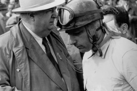 Juan Manuel Fangio erhält letzte Anweisungen von Alfred Neubauer - Grosser Preis der Schweiz (1954)