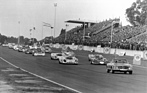 Bild: Juan Manuel Fangio führt das Feld der 1000 km von Buenos Aires 1971 an - hinter ihm Gunti im Ferrari 312P und Rodriguez im Porsche 917
