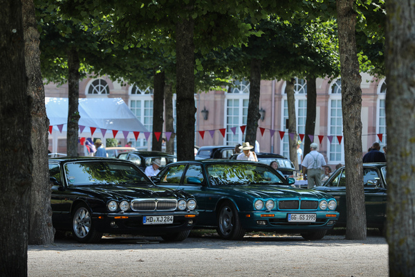 Jüngere Jaguar-Limousinen auf dem Clubstand - 20. ASC Classic-Gala Schwetzingen 2024