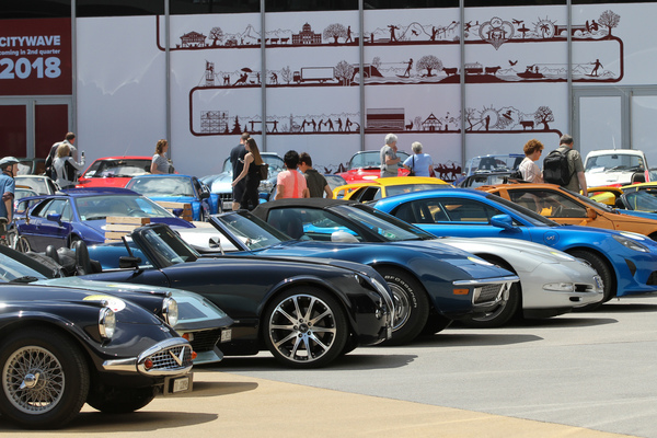 Younger and older plastic cars in a wild mix - plastic car meeting "Fantastic Plastic 2018"