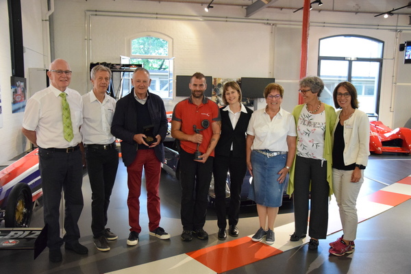 Image: Jürg Hofer, Hansruedi Zürcher, Fredy Lienhard, Adriano Zinna, Manuela Müller, Helene Roth, Heidi Streuli and Yvonne Stütz at the award ceremony at Autobau Romanshorn