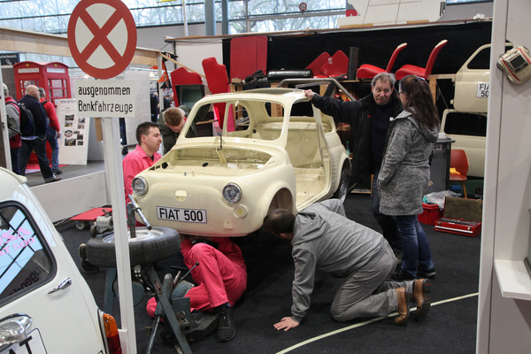 Bild Jugend schraubt - in Bremen wurde ein Fiat 500 durch fünf Jungen und zwei Mädcheen zusammen montiert - so wird der Nachwuchs gefördert - Bremen Classic Motorshow 2019