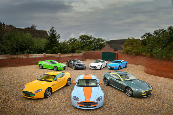 Bild Jugendliche Aston Martin Vantage aus einer Sammlung an der Bonhams Versteigerung "Les Grandes Marques du Monde à Paris" am 1. Februar 2024