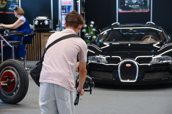 Image: Young "influencers" at work on the Bugatti Veyron - Swiss Classic World 2025