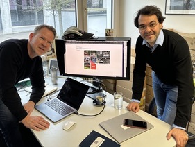 Julio Saiz von «The Motor Chain» und Balz Schreier von der Zwischengas AG feiern den wichtigen Meilenstein in der Geschichte von digitaler Oldtimer-Dokumentation