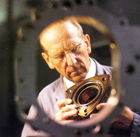Julius Weitmann porträtierte auch Wolf-Dieter Bensinger beim Begutachten eines Rotors. Bensinger war fest entschlossen, den Wankel zur Serienreife zu führen Julius Weitmann porträtierte auch Wolf-Dieter Bensinger beim Begutachten eines Rotors. Bensinger war fest entschlossen, den Wankel zur Serienreife zu führen