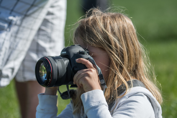 Jung übt sich - Kind mit Spiegelreflexkamera (von Papa) - Impressionen vom GP Mutschellen 2018