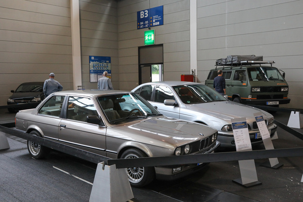 Junge BMWs im Ausstellungsbereich Neunzigerjahre - Klassikwelt Bodensee 2024