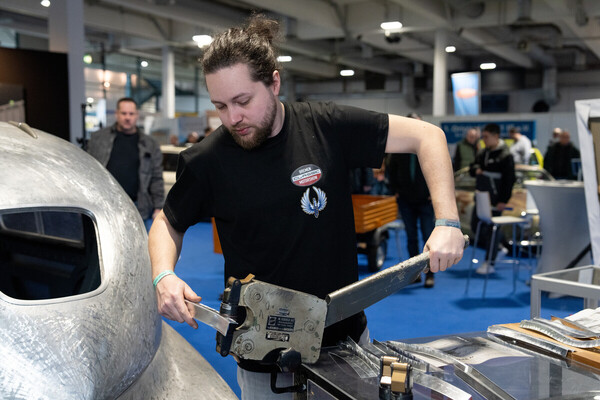 Bild: Junge Klassiker-Fans an der Bremen Classic Motorshow bei der aktiven Arbeit beobachten
