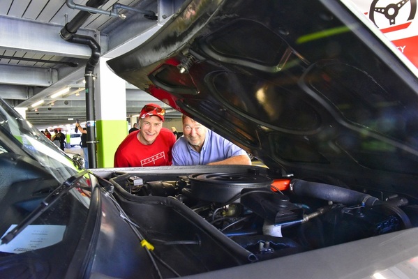 Junge durften unter fachkundiger Anleitung mit einem Monteverdi Safari herumkurven. Bei diesem Wagen ist die Motorhaube ein Briefkastenschlitz – für grössere Arbeiten muss sie abgenommen werden – Swiss Volvo Meeting 2025