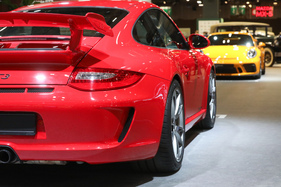 Junge und noch jüngere Porsche 911 GT3 auf dem Werksstand – Rétromobile Paris 2025